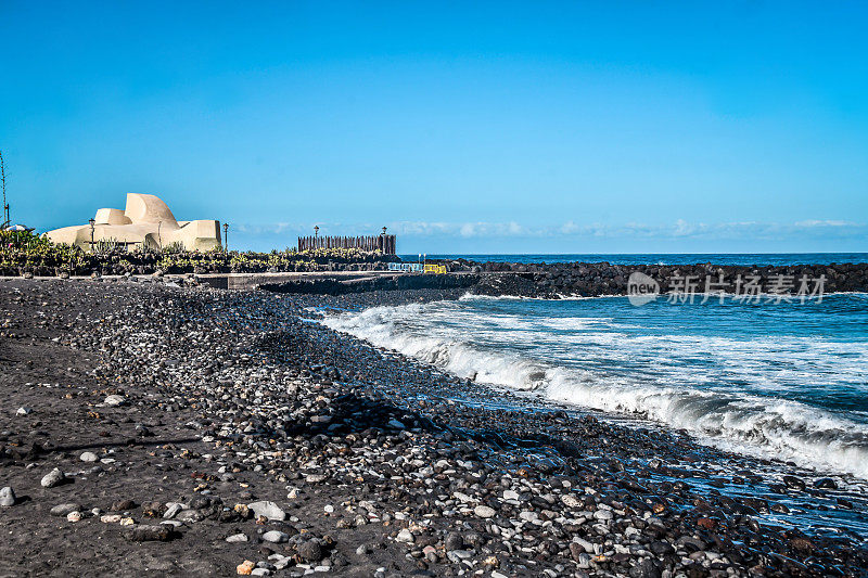 在西班牙特内里费岛的Puerto de la Cruz，海滩附近的美丽海景